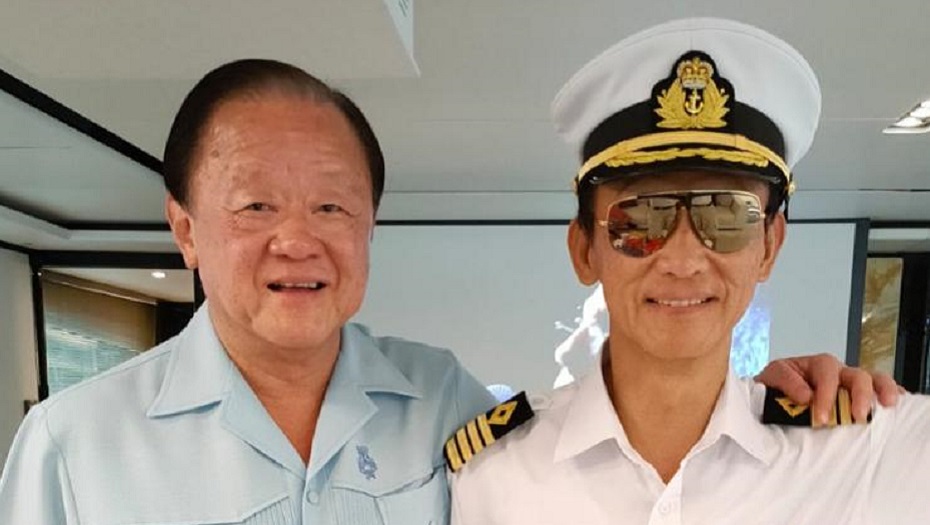  ​Mr Oei Hong Leong (left), Chairman of Oei Hong Leong Foundation with his brother Mr Frankle Widjaja (right). Chairman and Chief Executive of Bund Center Investment