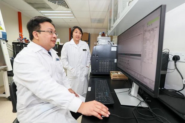  ​Dr Lim Tze Peng (left), who leads the SGH team that developed the test, and Dr Jasmine Chung, who is involved in a larger study as the next step. PHOTO LIANHE ZAOBAO