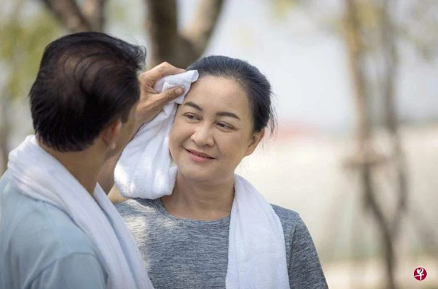  ​除了经常补充水分，敷冷毛巾亦有助解暑。（iStock图片）