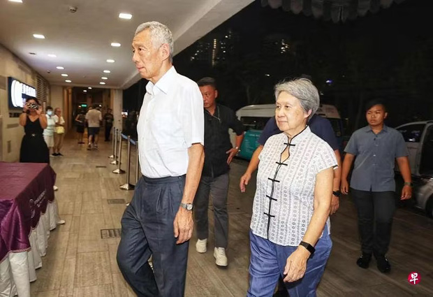  ​国务资政李显龙与夫人何晶，星期四晚上抵达新加坡殡仪馆到妹妹的灵堂哀悼。（萧紫薇摄） 