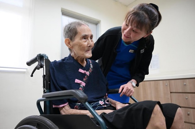  ​Nurse clinician Doris Hung treating Madam Diong Mee Hua, 78, for her pressure injuries at Bukit Batok Polyclinic.ST PHOTO NG SOR LUAN 