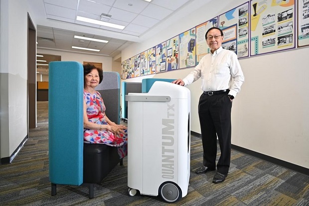  ​Professor Tay Boon Keng posing with Madam Louisa Chen, a housewife who uses a Bixeps machine from QuantumTX.ST PHOTO LIM YAOHUI