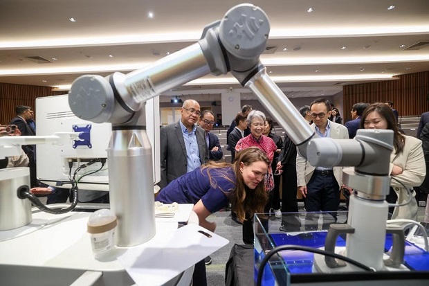  ​Ms Ho Ching, chairman of Temasek Trust, watching the demonstration of the Histotripsy Cancer Treatment System.PHOTO LIANHE ZAOBAO 