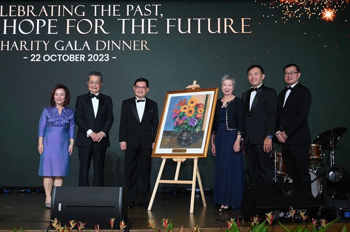  At the National Cancer Centre Singapore (NCCS) Charity Gala Dinner 2023, DPM Heng Swee Keat was presented a painting entitled “In Full Bloom” by breast cancer survivor and NCCS patient Mdm Ann Sim, as a token of appreciation. (From L to R Mdm Ho Geok Choo, Chairperson of the NCCS Cancer Fund, part of SingHealth Fund, and NCC Research Fund; Mr Cheng Wai Keung, Chairman, SingHealth; Mr Heng Swee Keat, Deputy Prime Minister and Coordinating Minister of Economic Policies; Mdm Ann Sim; Prof William Hwang, CEO, National Cancer Centre Singapore; Prof Lim Soon Thye, Deputy CEO (Clinical); National Cancer Centre Singapore) 