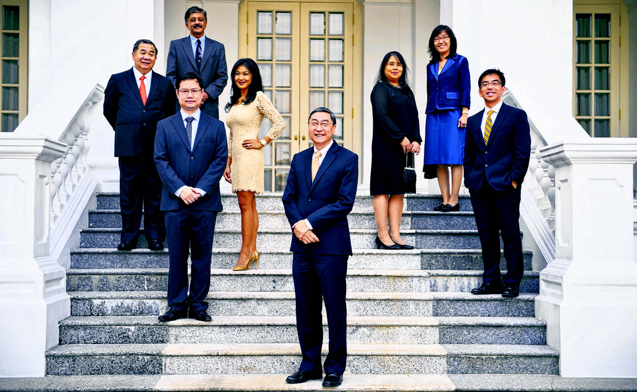  and two teams, which comprised (from left) Professor Freddy Boey, Professor Subbu Venkatraman, Associate Professor Tina Wang, as well as Professor Wynne Hsu, Professor Lee Mong Li and Professor Wong Tien Yin. ST PHOTO MARK CHEONG