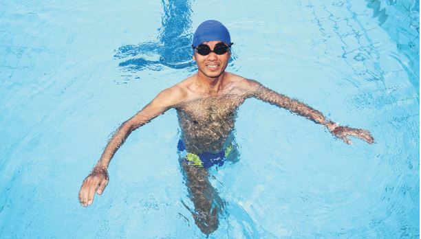  ​Professor Quah Boon Long won the open category at Safra’s Swim for Hope charity drive. The three-day event saw participants chalking up 210,901 laps, raising $155,372 for four beneficiaries. PHOTO LIANHE ZAOBAO