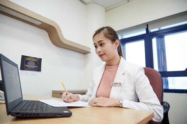 Ms Chen Mee
Kuan is a KKH
dermatology
pharmacist who has
been trained to do
video consultations
with eczema patients.
