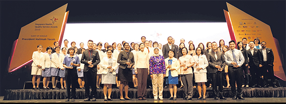 PENGIKTIRAFAN
ATAS
PERKHIDMATAN
Presiden Halimah
Yacob (barisan
depan enam dari
kiri) telah
menyampaikan
anugerah kepada
penerima
Anugerah
Perkhidmatan
Kesihatan
Bermutu (Health
Quality Service)
Singapura di
Pusat
Kebudayaan
Universiti (UCC),
Universiti
Nasional
Singapura (NUS),
semalam. – Foto
SINGHEALTH