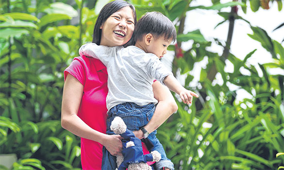 She
benefited from
SGH’s joint clinic
scheme when
she was
expecting her
first child three
years ago. Ms
Tan, who was
born with two
holes in her
heart, had a
difficult
pregnancy.
Supervision by
doctors from the
cardiology
joint-clinic
enabled her to
deliver a healthy
boy at 26 weeks. 