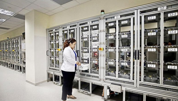  ​At Punggol Polyclinic, prescriptions will be sent electronically and directly from doctors to the pharmacy. Robot technology will then be used to collect and package the medications, which will be distributed to patients by pharmacy staff.   PHOTO LIANHE ZAOBAO